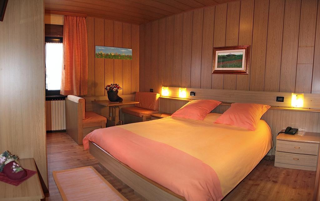 Albergo Venezia Passo Rolle Szoba fotó